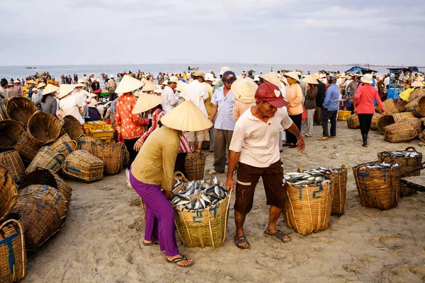 Mercado de pescado tradicional en la playa de Long Hai, Vung Tau, Vietnam. Este mercado sólo ocurre temprano en la mañana. . — Foto de Stock