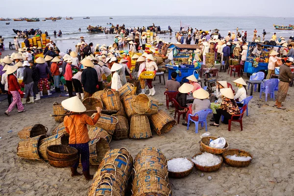 Mercado de pescado tradicional en la playa de Long Hai, Vung Tau, Vietnam. Este mercado sólo ocurre temprano en la mañana. . — Foto de Stock