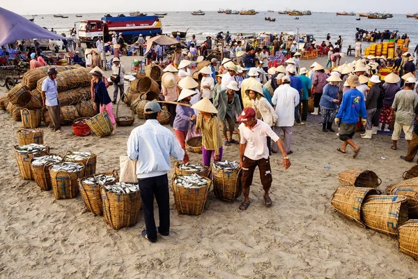 Mercado de pescado tradicional en la playa de Long Hai, Vung Tau, Vietnam. Este mercado sólo ocurre temprano en la mañana. . — Foto de Stock