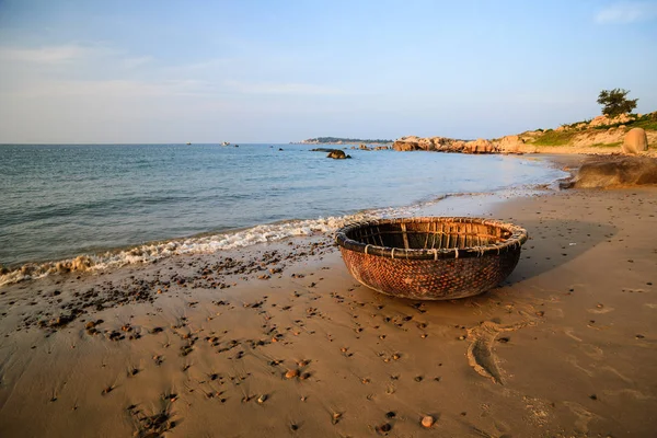 Un bote en la playa de Co Thach en la madrugada, Binh Thuan, Vietnam. Co Thach es un nuevo destino para fotógrafos con miles de años de piedras cubiertas de algas verdes . — Foto de Stock