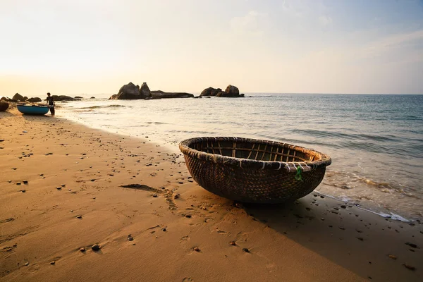 Un bote en la playa de Co Thach en la madrugada, Binh Thuan, Vietnam. Co Thach es un nuevo destino para fotógrafos con miles de años de piedras cubiertas de algas verdes . — Foto de Stock