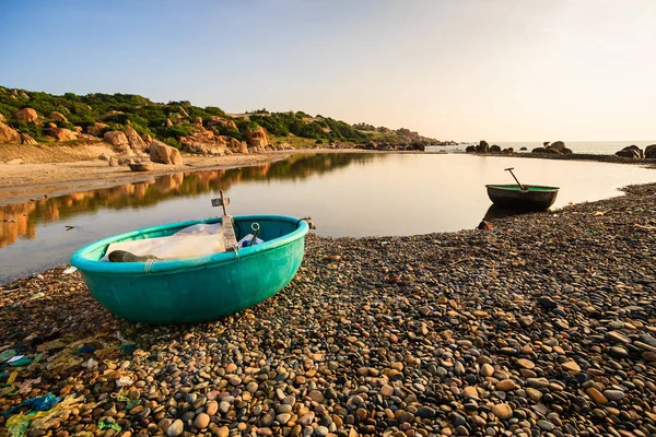 Sabah erken, Binh Thuan, Vietnam Co Thach Plajı'nda bir sepet tekne. Co Thach bin-yıl-taş yeşil yosun kaplı olan fotoğrafçı için yeni bir yer.