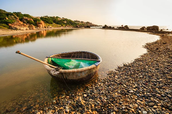 Sabah erken, Binh Thuan, Vietnam Co Thach Plajı'nda bir sepet tekne. Co Thach bin-yıl-taş yeşil yosun kaplı olan fotoğrafçı için yeni bir yer.