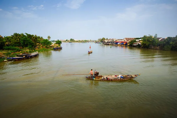 Pesca en el río Thu Bon, Hoi An, Quang Nam, Vietnam. Hoi An es reconocido como Patrimonio de la Humanidad por la UNESCO . — Foto de Stock