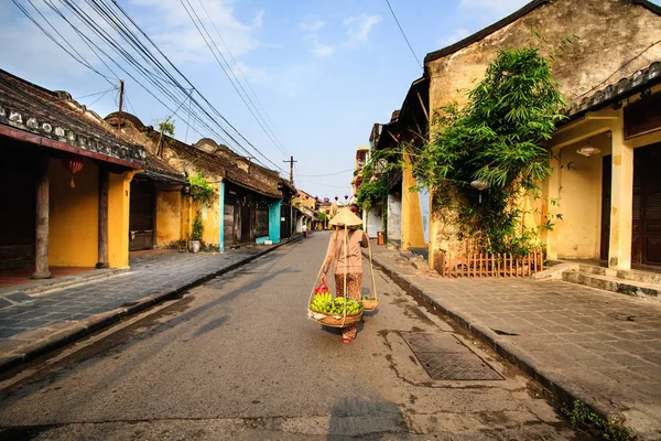 Vendedor de rua em Hoi An Ancient Town no início da manhã sol, Quang Nam, Vietnã. Hoi An é reconhecido como Património Mundial pela UNESCO . — Fotografia de Stock