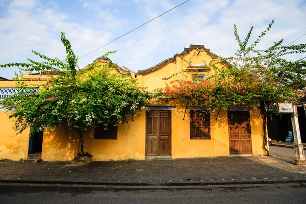 Hoi An Ancient Town in early morning sunshine, Quang Nam, Vietnam. Hoi An es reconocido como Patrimonio de la Humanidad por la UNESCO . —  Fotos de Stock