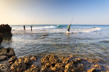 Balıkçı My Hiep kumsalda sabahın erken saatlerinde, Ninh Thuan, Vietnam balık tutuyor. Ninh Thuan güzel manzaralar, görkemli Cham kuleleri ve benzersiz Cham kültür için ünlüdür.