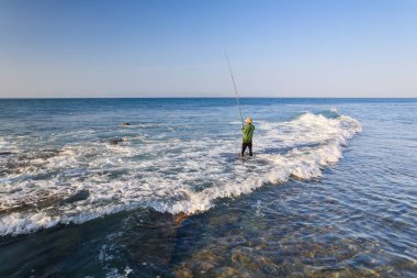 Balıkçı My Hiep kumsalda sabahın erken saatlerinde, Ninh Thuan, Vietnam balık tutuyor. Ninh Thuan güzel manzaralar, görkemli Cham kuleleri ve benzersiz Cham kültür için ünlüdür.