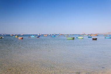 Tekneler ve sepet tekneler My Hiep Beach deki erken sabah, Ninh Thuan, Vietnam. Ninh Thuan güzel manzaralar, görkemli Cham kuleleri ve benzersiz Cham kültür için ünlüdür.