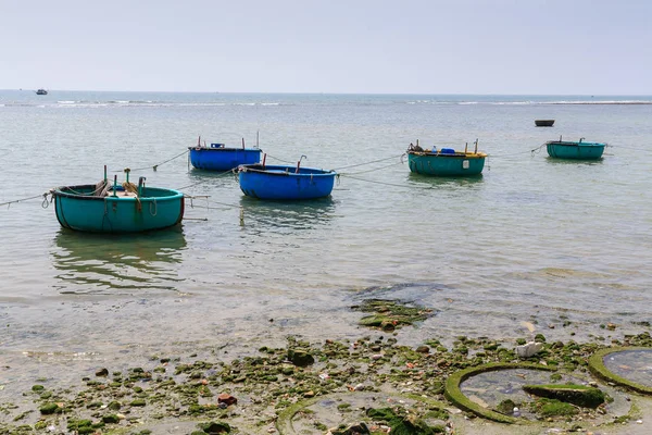 Cesta barco en la playa en Tuy Phong, Binh Thuan, Vietnam. El distrito de Tuy Phong también tiene otros hermosos paisajes, como Ghenh Son, Nam Hai Tomb y dunas de arena amarilla. — Foto de Stock