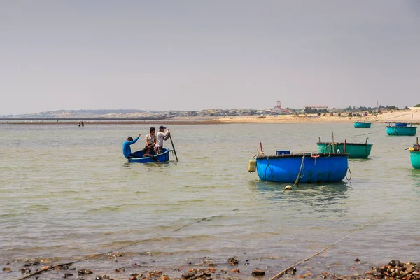 Pescador vietnamita navegando en el tradicional barco de mimbre redondo (thung chai) en Tuy Phong, Binh Thuan, Vietnam. El distrito de Tuy Phong también tiene otros hermosos paisajes, como Ghenh Son, Nam Hai Tomb — Foto de Stock