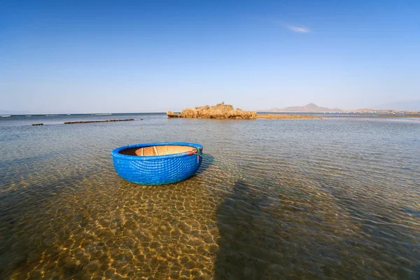 Cesta de barco en la playa My Hiep temprano en la mañana, Ninh Thuan, Vietnam. Ninh Thuan es famoso por sus hermosos paisajes, majestuosas torres Cham y su cultura única Cham . — Foto de Stock