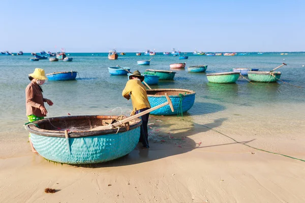 Los pescadores están recogiendo peces en la playa My Hiep temprano en la mañana, Ninh Thuan, Vietnam. Ninh Thuan es famoso por sus hermosos paisajes, majestuosas torres Cham y su cultura única Cham . — Foto de Stock