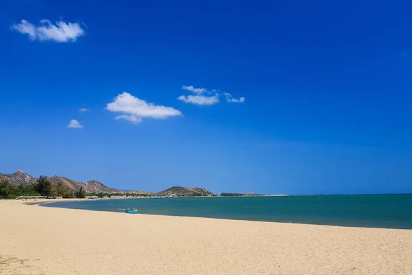 Playa Phan Rang por la tarde, Ninh Thuan, Vietnam. Ninh Thuan es famoso por sus hermosos paisajes, majestuosas torres Cham y su cultura única Cham — Foto de Stock