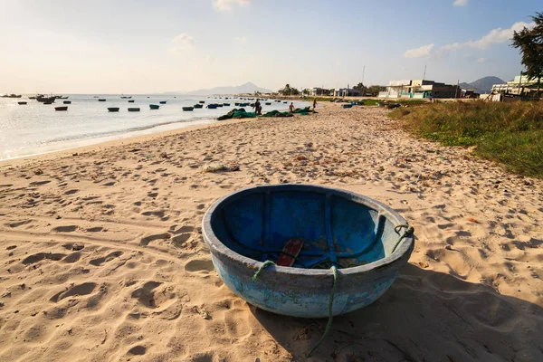 Cesta barco en la playa My Hiep por la tarde, Ninh Thuan, Vietnam. Ninh Thuan es famoso por sus hermosos paisajes, majestuosas torres Cham y su cultura única Cham — Foto de Stock