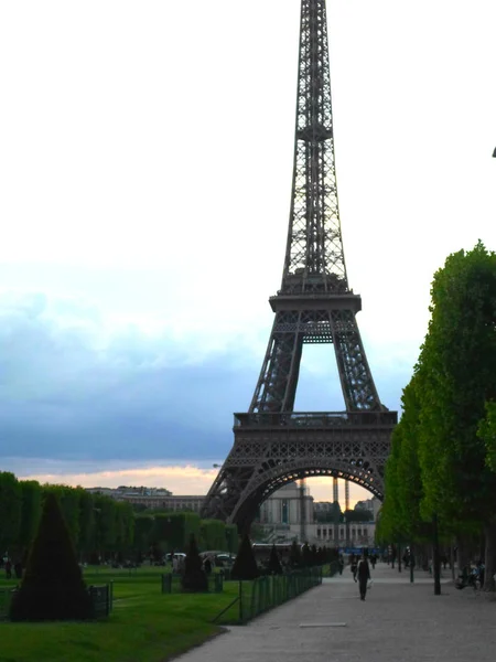 Spring evening with the Eiffel Tower — Stock Photo, Image