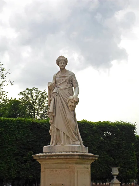 Tuileries bahçesinde bir kadının heykeli — Stok fotoğraf