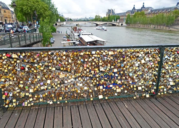 Cadeados de amor na ponte Pont des Arts — Fotografia de Stock