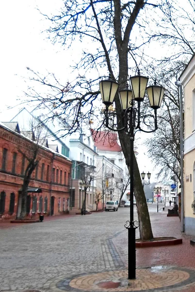 Стара міська вулиця і лампа — стокове фото