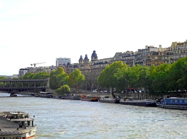 The banks of the Seine River and ships — Stock Photo, Image