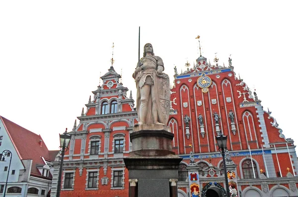 Siyah nokta ve Riga Roland heykeli evi — Stok fotoğraf