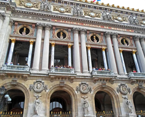 Pessoas de pé na varanda O Palais Garnier — Fotografia de Stock