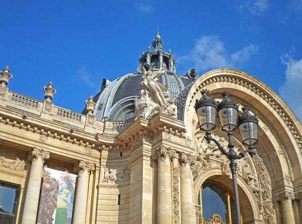 A parte da fachada do Petit Palais — Fotografia de Stock