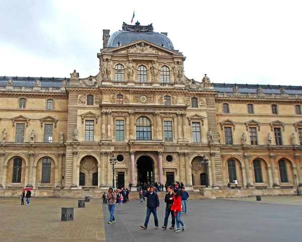 Pessoas caminhando perto do Louvre — Fotografia de Stock