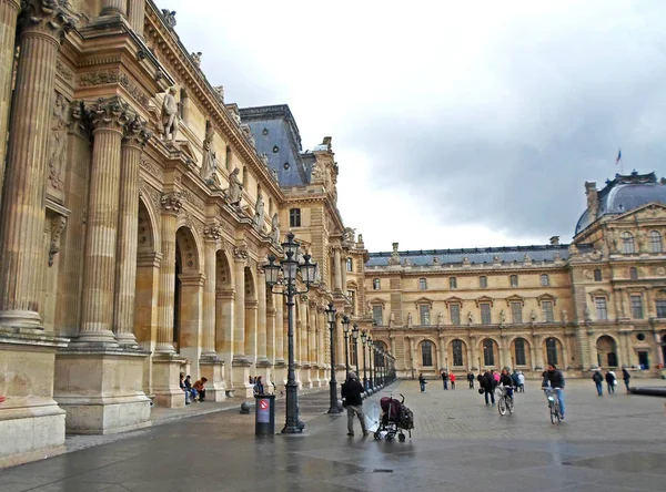 Pessoas caminhando perto do Louvre — Fotografia de Stock