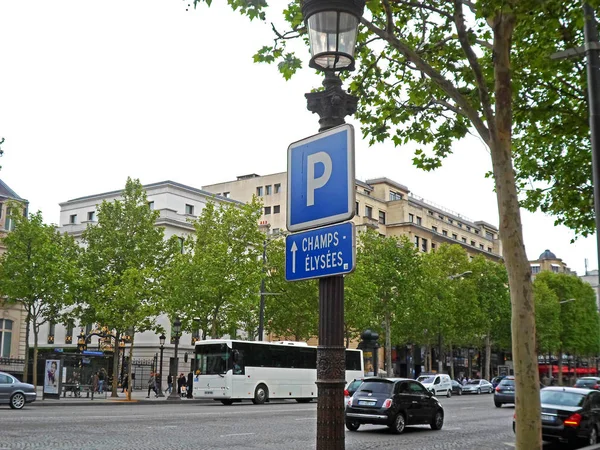 Transporte e pessoas na Avenue des Champs-Elysees — Fotografia de Stock