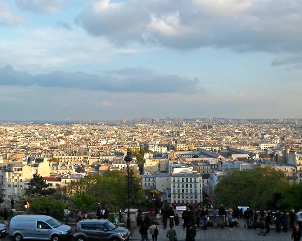 Люди смотрят на Париж — стоковое фото