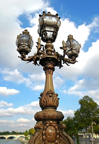 Lâmpada de rua histórica na ponte Alexandre III — Fotografia de Stock