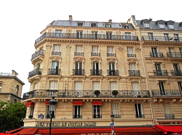 Edifício típico francês Haussmann — Fotografia de Stock