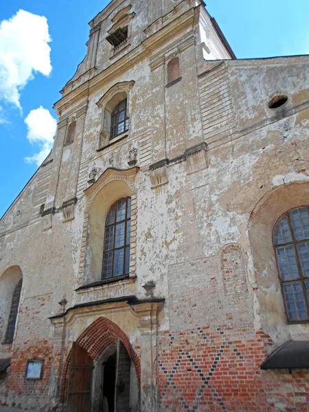 Facciata della piccola vecchia chiesa — Foto Stock