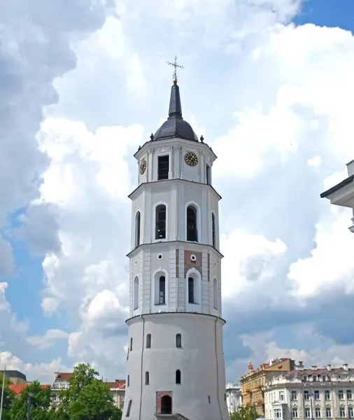 Bell Tower in de buurt van kathedraal basiliek — Stockfoto