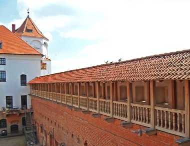 Sundurma Ortaçağ kale avlusunda