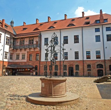 Ortaçağ kalesinin avlusunda