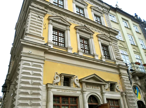Gevel van de oude gebouw in Lviv — Stockfoto