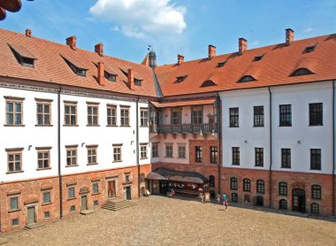 Ortaçağ kalesinin avlusunda