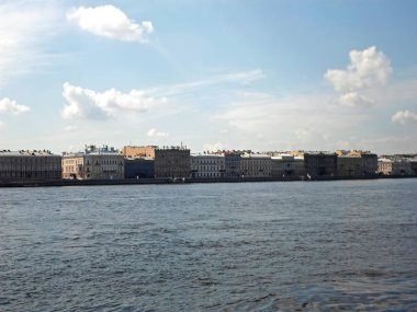 Neva Nehri ve eski binalar