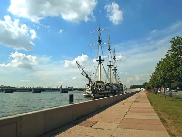 Barca a vela sul fiume Neva — Foto Stock