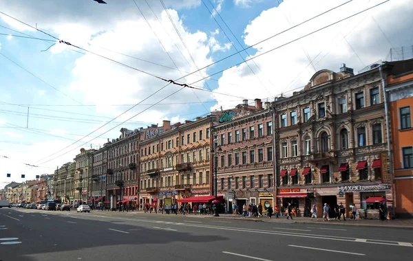 Λεωφόρο Nevsky Prospect στην ηλιόλουστη μέρα του καλοκαιριού — Φωτογραφία Αρχείου