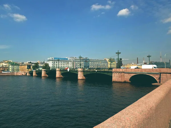 Pont sur la rivière Neva — Photo
