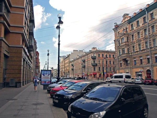 Невский проспект в летний солнечный день — стоковое фото