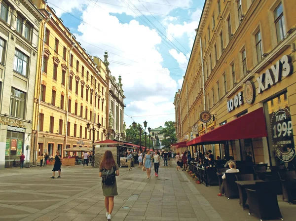 Ludzie chodzą na wyłączonej z ruchu kołowego ulicy w centrum Sankt Petersburga — Zdjęcie stockowe