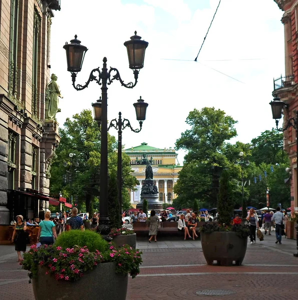 Ludzie chodzą na wyłączonej z ruchu kołowego ulicy w centrum Sankt Petersburga — Zdjęcie stockowe