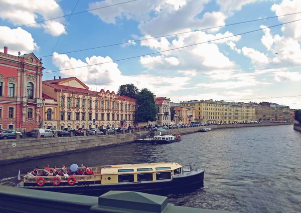 Туристы в экскурсионной лодке — стоковое фото