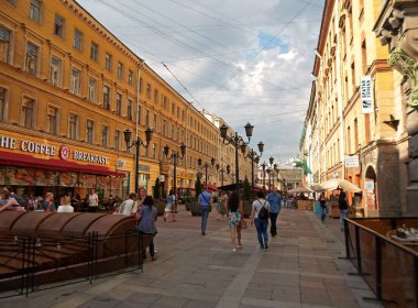 Yayalara St. Petersburg merkezi üzerinde insanlar yürümek