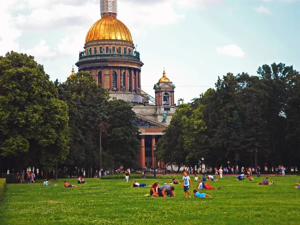 Mensen zijn rust in het park naast de Saint Isaac's Cathedral — Stockfoto