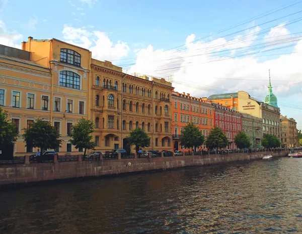Edifici e il canale di San Pietroburgo — Foto Stock